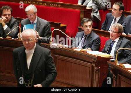 Der französische Minister für Industrie und Verbraucherschutz, der Regierungssprecher Luc Chatel, der Minister für Landwirtschaft und Fischerei Michel Barnier, Premierminister Francois Fillon und Außenminister Bernard Kouchner nehmen am 18. Juni 2008 an einer Arbeitssitzung in der Nationalversammlung in Paris Teil. Foto von Stephane Gilles/ABACAPRESS.COM Stockfoto