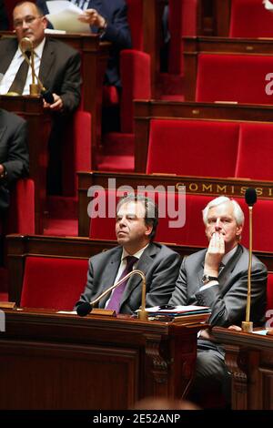 Der französische Minister für Industrie und Verbraucherschutz, der Regierungssprecher Luc Chatel und der Minister für Landwirtschaft und Fischerei Michel Barnier nehmen am 18. Juni 2008 an einer Arbeitssitzung in der Nationalversammlung in Paris Teil. Foto von Stephane Gilles/ABACAPRESS.COM Stockfoto