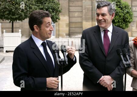 Der französische Präsident Nicolas Sarkozy (L) spricht am 19. Juni 2008 im präsidentiellen Elysee-Palast in Paris, Frankreich, die Presse an, während der britische Premierminister Gordon Brown auf sie blickt. Großbritannien und Frankreich haben heute anlässlich ihres 63. Geburtstages einen offenen Brief an die Oppositionsführerin Aung San Suu Kyi in Myanmar geschickt, in dem sie ihre sofortige Freilassung forderte und politische Reformen forderte. Foto von Thibault Camus/ABACAPRESS.COM Stockfoto