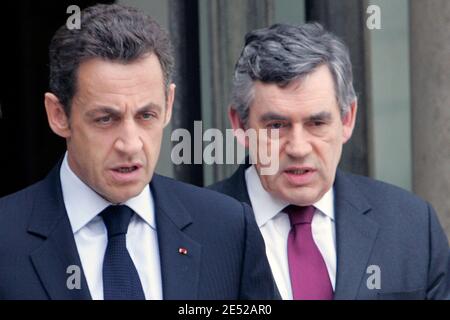 Der französische Präsident Nicolas Sarkozy (L) spricht am 19. Juni 2008 im präsidentiellen Elysee-Palast in Paris, Frankreich, die Presse an, während der britische Premierminister Gordon Brown auf sie blickt. Großbritannien und Frankreich haben heute anlässlich ihres 63. Geburtstages einen offenen Brief an die Oppositionsführerin Aung San Suu Kyi in Myanmar geschickt, in dem sie ihre sofortige Freilassung forderte und politische Reformen forderte. Foto von Thibault Camus/ABACAPRESS.COM Stockfoto