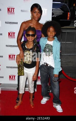 Die Schauspielerin Jada Pinkett Smith und ihre Kinderschauspieler Willow Camille Reign Smith (L) und Jaden Christopher Smith besuchen am 19. Juni 2008 die Premiere von 'Kit Kittredge: An American Girl' im Ziegfeld Theater in New York City, NY, USA. Foto von Gregorio Binuya/ABACAPRESS.COM Stockfoto