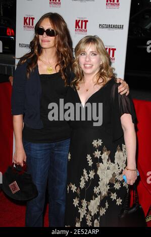 Actressproduzentin Julia Roberts und ihre Schwester Produzentin Lisa Roberts Gillan besuchen die Premiere von 'Kit Kittredge: An American Girl', die am 19. Juni 2008 im Ziegfeld Theater in New York City, NY, USA, stattfand. Foto von Gregorio Binuya/ABACAPRESS.COM Stockfoto