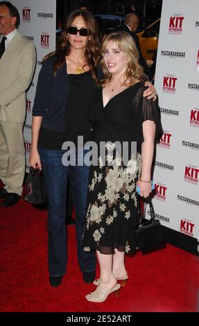 Actressproduzentin Julia Roberts und ihre Schwester Produzentin Lisa Roberts Gillan besuchen die Premiere von 'Kit Kittredge: An American Girl', die am 19. Juni 2008 im Ziegfeld Theater in New York City, NY, USA, stattfand. Foto von Gregorio Binuya/ABACAPRESS.COM Stockfoto