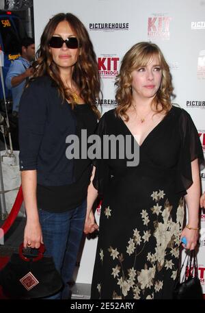 Actressproduzentin Julia Roberts und ihre Schwester Produzentin Lisa Roberts Gillan besuchen die Premiere von 'Kit Kittredge: An American Girl', die am 19. Juni 2008 im Ziegfeld Theater in New York City, NY, USA, stattfand. Foto von Gregorio Binuya/ABACAPRESS.COM Stockfoto