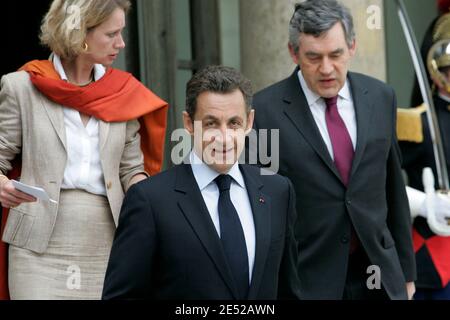 Der französische Präsident Nicolas Sarkozy (L) spricht am 19. Juni 2008 im präsidentiellen Elysee-Palast in Paris, Frankreich, die Presse an, während der britische Premierminister Gordon Brown auf sie blickt. Großbritannien und Frankreich haben heute anlässlich ihres 63. Geburtstages einen offenen Brief an die Oppositionsführerin Aung San Suu Kyi in Myanmar geschickt, in dem sie ihre sofortige Freilassung forderte und politische Reformen forderte. Foto von Thibault Camus/ABACAPRESS.COM Stockfoto