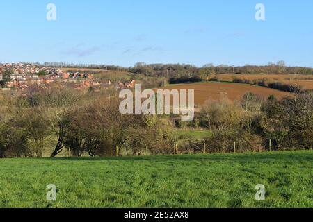 Mit beliebten Gasthäusern viel zu sehen und zu tun Führungen In Knochen Krypta Land Spaziergänge Vogel beobachten diese Marktstadt Ist ideal, um Northamptonshire zu erkunden Stockfoto