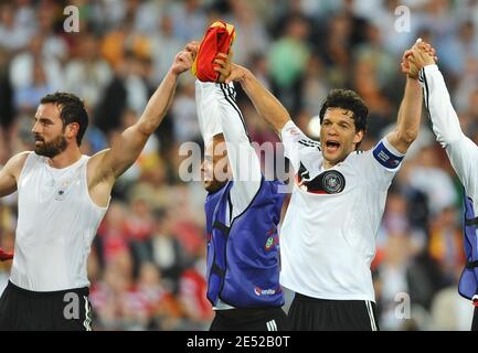 Deutschlands Kapitän Michael Ballack feiert am 19. Juni 2008 mit seinen Teamkollegen den Sieg bei der Euro 2008, dem Viertelfinalspiel der UEFA-Europameisterschaft, Portugal gegen Deutschland im St. Jakob-Park-Stadion in Basel, Schweiz. Deutschland gewann 3:2. Foto von Steeve McMay/Cameleon/ABACAPRESS.COM Stockfoto