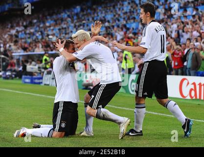 Der Deutsche Bastian Schweinsteiger feiert sein Tor mit seinen Teamkollegen Lukas Podolski und Miroslav Klose beim EM 2008, UEFA EM Viertelfinale, Portugal gegen Deutschland am 19. Juni 2008 im St. Jakob-Park Stadion in Basel, Schweiz. Deutschland gewann 3:2. Foto von Steeve McMay/Cameleon/ABACAPRESS.COM Stockfoto