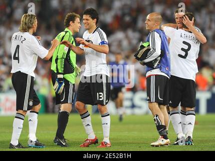 Deutschlands Kapitän Michael Ballack feiert den Sieg mit seinen Teamkollegen nach der Euro 2008, UEFA Europameisterschaft Viertelfinale, Portugal gegen Deutschland am 19. Juni 2008 im St. Jakob-Park Stadion in Basel, Schweiz. Deutschland gewann 3:2. Foto von Steeve McMay/Cameleon/ABACAPRESS.COM Stockfoto