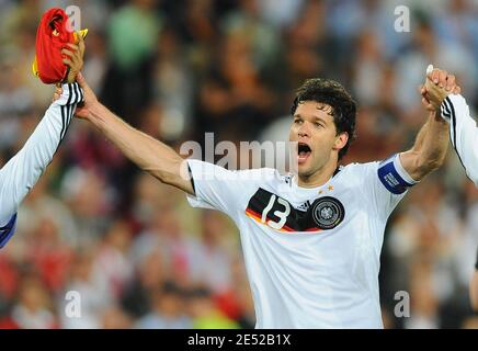 Deutschlands Kapitän Michael Ballack feiert am 19. Juni 2008 den Sieg nach der Euro 2008, UEFA Europameisterschaft Viertelfinale, Portugal gegen Deutschland im St. Jakob-Park Stadion in Basel, Schweiz. Deutschland gewann 3:2. Foto von Steeve McMay/Cameleon/ABACAPRESS.COM Stockfoto