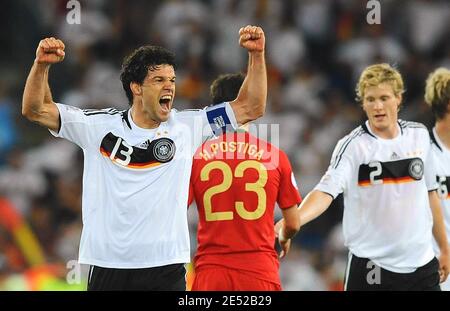 Deutschlands Kapitän Michael Ballack feiert am 19. Juni 2008 den Sieg nach der Euro 2008, UEFA Europameisterschaft Viertelfinale, Portugal gegen Deutschland im St. Jakob-Park Stadion in Basel, Schweiz. Deutschland gewann 3:2. Foto von Steeve McMay/Cameleon/ABACAPRESS.COM Stockfoto