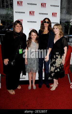 (L-R) Produzentin Elaine Goldsmith Thomas, Cast Member Abigail Breslin, Executive Produzentin Julia Roberts und ihre Schwester Lisa Roberts Gillan kommen zur New Yorker Premiere von 'Kit Kittredge: An American Girl' am 19. Juni 2008 im Ziegfeld Theater in New York City, NY, USA. Foto von David Miller/ABACAPRESS.COM Stockfoto