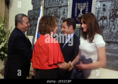 Der französische Präsident Nicolas Sarkozy und seine Frau Carla Bruni-Sarkozy begrüßen den israelischen Verteidigungsminister Ehud Barak am 23. Juni 2008 beim Staatsessen in der Präsidentenresidenz in Jerusalem, Israel, am zweiten Tag des dreitägigen Staatsbesuchs von Nicolas Sarkozy in Israel und den Palästinensischen Gebieten. Foto von Heidi Levine/Pool/ABACAPRESS.COM Stockfoto