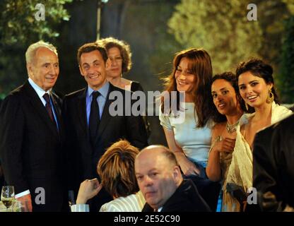 (L-R) der israelische Präsident Shimon Peres posiert mit dem französischen Präsidenten Nicolas Sarkozy, seiner Frau Carla Bruni-Sarkozy, der israelischen Sängerin Noa, der französisch-israelischen Sängerin Shirel mit dem Knesset-Präsidenten Dalia Itzik (sitzend-L) und ihrem Mann während eines Staatsspeisens in der Residenz des Präsidenten in Jerusalem, Israel am 23. Juni, 2008 am zweiten Tag des dreitägigen Staatsbesuchs von Nicolas Sarkozy in Israel und den Palästinensischen Gebieten. Der französische Präsident forderte einen Stopp der jüdischen Siedlungstätigkeit im besetzten Westjordanland und verkündete in einer Rede vor seinem parlament auch die entschiedene Unterstützung Israels. Foto Stockfoto