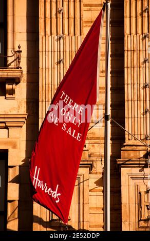 Harrods Verkaufsflagge lautet: 'Es gibt nur einen Verkauf'. Harrods ist ein Kaufhaus an der Brompton Road in Knightsbridge. Stockfoto