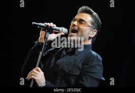 George Michael tritt während seines Konzerts im Forum in Los Angeles, CA, USA am 25. Juni 2008 auf. Foto von Lionel Hahn/ABACAPRESS.COM Stockfoto
