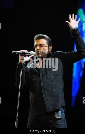 George Michael tritt während seines Konzerts im Forum in Los Angeles, CA, USA am 25. Juni 2008 auf. Foto von Lionel Hahn/ABACAPRESS.COM Stockfoto