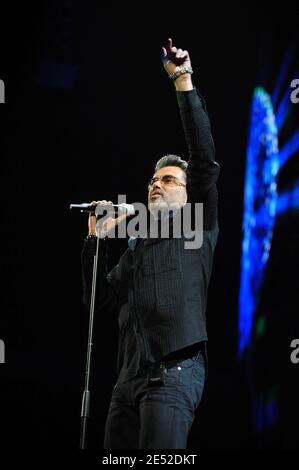 George Michael tritt während seines Konzerts im Forum in Los Angeles, CA, USA am 25. Juni 2008 auf. Foto von Lionel Hahn/ABACAPRESS.COM Stockfoto
