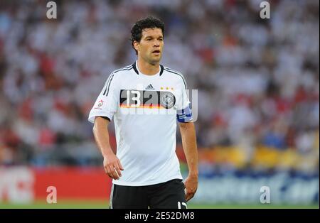 Deutschlands Kapitän Michael Ballack während der UEFA-Europameisterschaft 2008, Halbfinale, Deutschland gegen die Türkei am 25. Juni 2008 im St. Jakob-Park-Stadion in Basel, Schweiz. Deutschland gewann 3:2. Foto von Steeve McMay/Cameleon/ABACAPRESS.COM Stockfoto