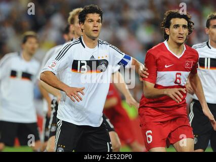 Deutschlands Kapitän Michael Ballack während der UEFA-Europameisterschaft 2008, Halbfinale, Deutschland gegen die Türkei am 25. Juni 2008 im St. Jakob-Park-Stadion in Basel, Schweiz. Deutschland gewann 3:2. Foto von Steeve McMay/Cameleon/ABACAPRESS.COM Stockfoto