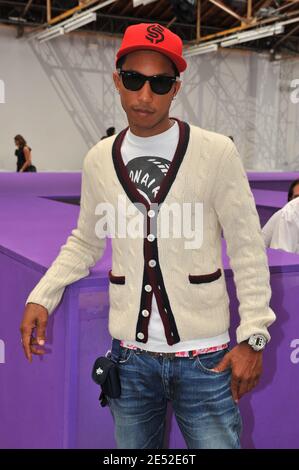 DER US-amerikanische Sänger und Produzent Pharrell Williams nimmt am 26. Juni 2008 an der Louis Vuitton Herren Frühjahr/Sommer 2009 Kollektion in Paris Teil. Foto von Nebinger-Taamallah/ABACAPRESS.COM Stockfoto