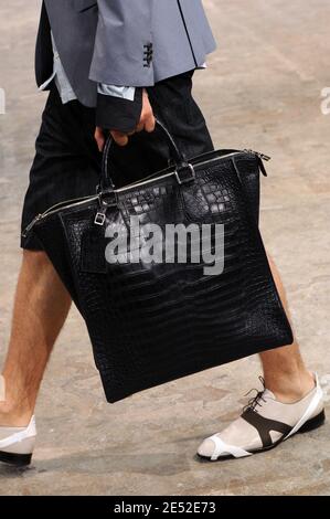 Ein Modell präsentiert eine Kreation der Designer Paul Helbers und Marc Jacobs für die Louis Vuitton Herren Frühjahr-Sommer 2009 Kollektion am 26. Juni 2008 in Paris, Frankreich. Foto von Nebinger-Taamallah/ABACAPRESS.COM Stockfoto