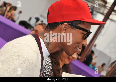 DER US-amerikanische Sänger und Produzent Pharrell Williams nimmt am 26. Juni 2008 an der Louis Vuitton Herren Frühjahr/Sommer 2009 Kollektion in Paris Teil. Foto von Nebinger-Taamallah/ABACAPRESS.COM Stockfoto