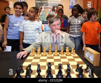Achtzehn Jahre nach seinem letzten Besuch in Lyon, der Weltmeister Schach (von 1975 bis 1985,) Anatoly Karpov wird heute ein paar Partien in Lyon spielen, im Schachclub Olympique Lyon (LOE.) Lyon, Frankreich, am 26. Juni 2008. Der Champion war gekommen, um im Jahr 1990 zu eröffnen, der lokale Verein im Jahr 1905 gegründet. Einige Spieler rhodaniens wird das Privileg haben, vor dem ehemaligen Weltmeister und die Parteien werden auf dem Tisch von den beiden Feinden für immer verwendet gespielt werden, und Kasparov selbst, im Jahr 1990. Die Challenges finden Freitag und Samstag im Club statt. Foto von Vincent Dargent/ABACAPRESS.COM Stockfoto