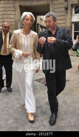 Designer Philippe Starck und Finanzminister Christine Lagarde nehmen an der Präsentation der von ihm anlässlich der französischen EU-Präsidentschaft entworfenen 2-Euro-Münze am 27. Juni 2008 in Paris, Frankreich, Teil. Foto von Giancarlo Gorassini/ABACAPRESS.COM Stockfoto