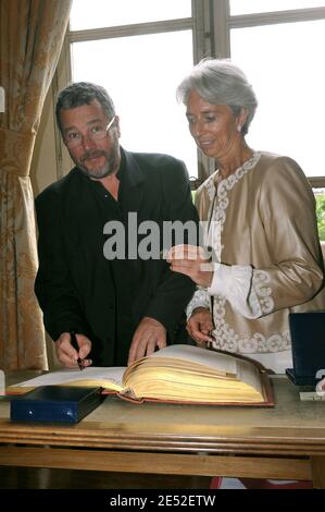 Designer Philippe Starck und Finanzminister Christine Lagarde nehmen an der Präsentation der von ihm anlässlich der französischen EU-Präsidentschaft entworfenen 2-Euro-Münze am 27. Juni 2008 in Paris, Frankreich, Teil. Foto von Giancarlo Gorassini/ABACAPRESS.COM Stockfoto