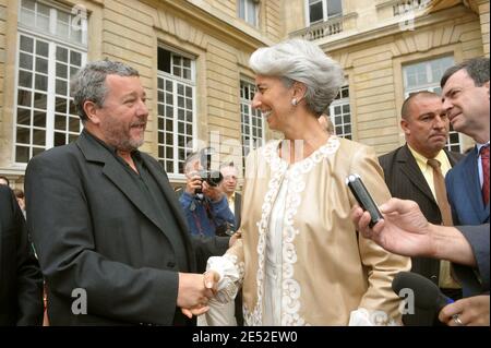 Designer Philippe Starck und Finanzminister Christine Lagarde nehmen an der Präsentation der von ihm anlässlich der französischen EU-Präsidentschaft entworfenen 2-Euro-Münze am 27. Juni 2008 in Paris, Frankreich, Teil. Foto von Giancarlo Gorassini/ABACAPRESS.COM Stockfoto