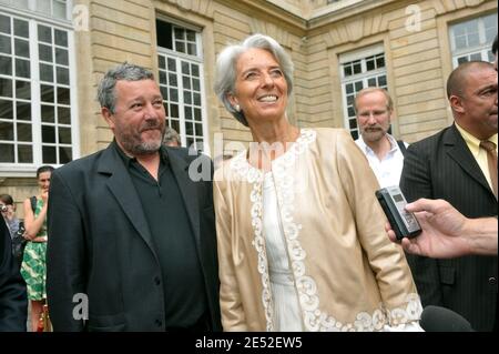 Designer Philippe Starck und Finanzminister Christine Lagarde nehmen an der Präsentation der von ihm anlässlich der französischen EU-Präsidentschaft entworfenen 2-Euro-Münze am 27. Juni 2008 in Paris, Frankreich, Teil. Foto von Giancarlo Gorassini/ABACAPRESS.COM Stockfoto