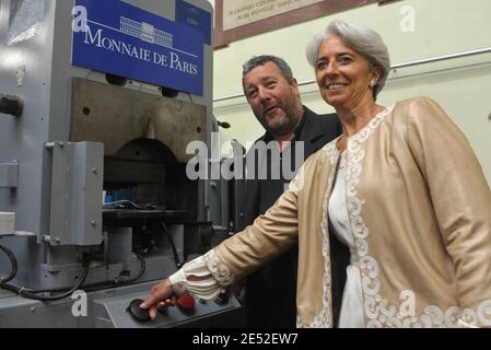 Designer Philippe Starck und Finanzminister Christine Lagarde nehmen an der Präsentation der von ihm anlässlich der französischen EU-Präsidentschaft entworfenen 2-Euro-Münze am 27. Juni 2008 in Paris, Frankreich, Teil. Foto von Giancarlo Gorassini/ABACAPRESS.COM Stockfoto