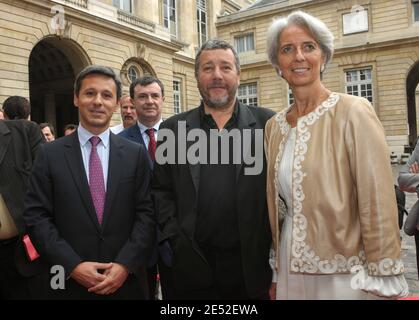 Designer Philippe Starck und Finanzminister Christine Lagarde nehmen an der Präsentation der von ihm anlässlich der französischen EU-Präsidentschaft entworfenen 2-Euro-Münze am 27. Juni 2008 in Paris, Frankreich, Teil. Foto von Giancarlo Gorassini/ABACAPRESS.COM Stockfoto