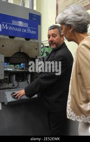 Designer Philippe Starck und Finanzminister Christine Lagarde nehmen an der Präsentation der von ihm anlässlich der französischen EU-Präsidentschaft entworfenen 2-Euro-Münze am 27. Juni 2008 in Paris, Frankreich, Teil. Foto von Giancarlo Gorassini/ABACAPRESS.COM Stockfoto