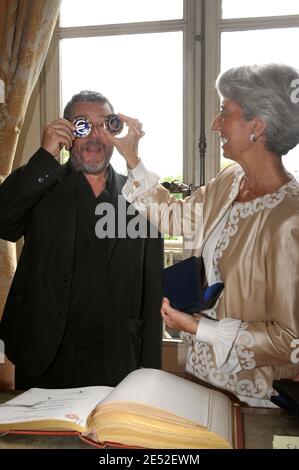 Designer Philippe Starck und Finanzminister Christine Lagarde nehmen an der Präsentation der von ihm anlässlich der französischen EU-Präsidentschaft entworfenen 2-Euro-Münze am 27. Juni 2008 in Paris, Frankreich, Teil. Foto von Giancarlo Gorassini/ABACAPRESS.COM Stockfoto