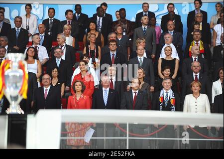 Eine allgemeine Ansicht der VIP-Gäste, darunter Prinz Albert II von Monaco (C) mit Charlene Wittstock, (erste Reihe L-R) König Juan Carlos von Spanien, UEFA-Präsident Michel Platini, Bundespräsident Horst Koehler und Bundeskanzlerin Angela Merkel bei der EM 2008 UEFA Europameisterschaft 2008, Fußballfinale, Spanien gegen Deutschland im Ernst Happel Stadion in Wien, Österreich am 29. Juni 2008. Spanien gewann die Euro 2008 mit dem Ergebnis von 1:0. Foto von Steeve McMay/Cameleon/ABACAPRESS.COM Stockfoto