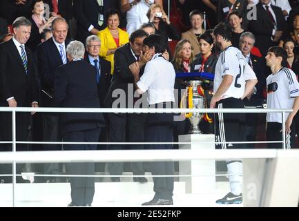 UEFA-Präsident Michel Platini tröstet Deutschlands Trainer Joachim Loew nach dem UEFA EURO 2008 Finale zwischen Spanien und Deutschland im Ernst Happel Stadion in Wien, Österreich am 29. Juni 2008. Spanien gewann 1:0. Foto von Steeve McMay/ABACAPRESS.COM Stockfoto