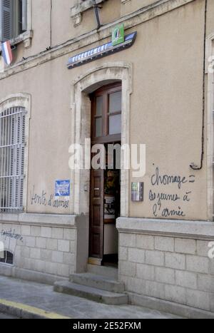 Graffitis mit den Aufschrift "Waffenverkauf" und "Arbeitslosigkeit = Jugendliche in der Armee" wurde am 29. Juni 2008 auf die Wand des Hauptquartiers der Constabulary in Carcassonne, Südfrankreich, gesprüht. Foto von Alain Machelidon/ABACAPRESS.COM Stockfoto