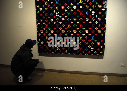 A Visitor views work of Japanese artist Takashi Murakami at 'Japanimated' : The Arts and Culture of Japan Event during Target First Saturday at the Brooklyn Museum in New York City, USA on April 5, 2008. Foto von Gregorio Binuya/ABACAUSA.COM (im Bild : ) Stockfoto