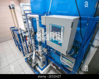 Automatisierte computerisierte Ozongenerator-Maschine für die Ozonierung von reinem sauberem Trinkwasser in der Wasserproduktionsfabrik. Stockfoto