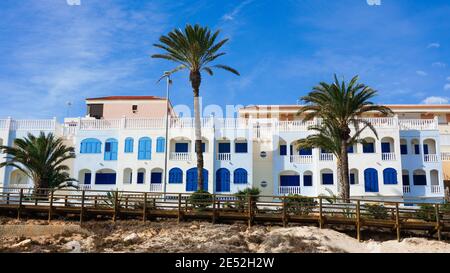 Alicante, Spanien - Januar, 2021: MIL Palmeras Strand, Pilar de la Horadada Stadt, mediterrane Architektur . Hochwertige Fotos Stockfoto