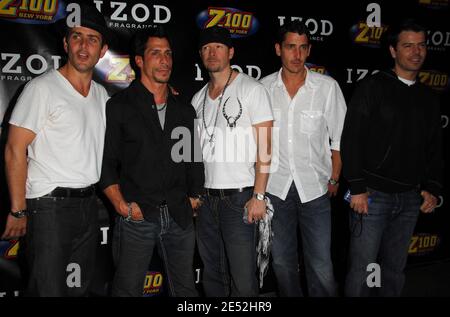 (L bis R) die Sänger Joey McIntyre, Danny Wood, Donnie Wahlberg, Jordan Knight und Jonathan Knight of New Kids on the Block posieren im Presseraum während der Zootopia von Z100 im IZOD Center in East Rutherford, New Jersey, USA am 17. Mai 2008. Foto von Gregorio Binuya/ABACAUSA.COM (im Bild: Joey McIntyre, Danny Wood, Donnie Wahlberg, Jordan Knight, Jonathan Knight, New Kids on the Block) Stockfoto