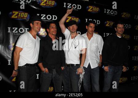 (L bis R) die Sänger Joey McIntyre, Danny Wood, Donnie Wahlberg, Jordan Knight und Jonathan Knight of New Kids on the Block posieren im Presseraum während der Zootopia von Z100 im IZOD Center in East Rutherford, New Jersey, USA am 17. Mai 2008. Foto von Gregorio Binuya/ABACAUSA.COM (im Bild: Joey McIntyre, Danny Wood, Donnie Wahlberg, Jordan Knight, Jonathan Knight, New Kids on the Block) Stockfoto