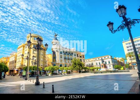 Blick auf die Plaza de las Tendillas Platz im modernen Stadtteil Cordoba Stadt. Andalusien, Spanien. Stockfoto