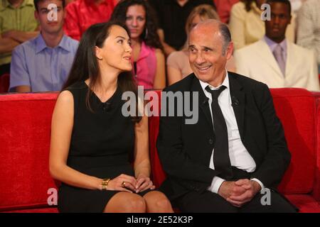 Guy Marchand et sa femme Lunita lors de l'enregistrement de l'Emission Vivement Dimanche a Paris, France, le 21 Mai 2008. Foto Max Colin/ABACAPRESS.COM Stockfoto