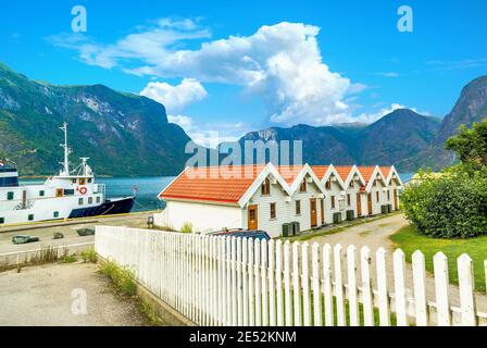 Landschaftlich schöner Blick auf den Kai im Dorf Aurland. Aurlandsfjord, Norwegen Stockfoto