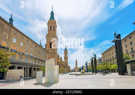 Blick auf Plaza del Pilar mit Rathaus und Basilica de Nuestra Senora del Pilar (Basilika unserer Lieben Frau von Säule). Zaragoza, Spanien Stockfoto