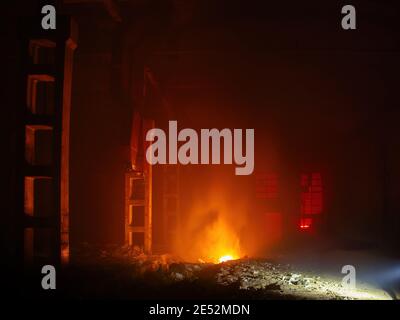 Feuer in der Fabrik. Durch Feuer Industriegebäude verbrannt. Stockfoto