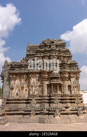 Lakkundi, Karnataka, Indien - 6. November 2013: Kasivivesvara Tempel. Nahaufnahme von braunem Stein sanctum unter blauer Wolkenlandschaft. Stockfoto